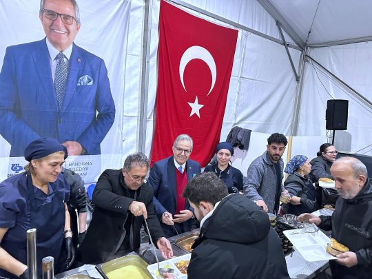 BAŞKAN MİRZA’DAN RAMAZAN’DA BİRLİK VE BERABERLİK VURGUSU Bandırma Belediye Başkanı Dursun Mirza, Ramazan ayı dolayısıyla düzenlenen iftar