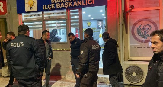 Balıkesir’in Marmara Adası’nda bulunan AK Parti ilçe binasına taşlı saldırı