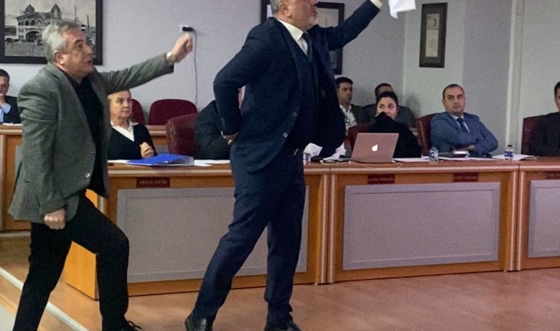 Anma töreni krize dönüştü: Mecliste gergin dakikalar Balıkesir’in Bandırma ilçesinde belediye şubat ayı olağan meclis toplantısı, Belediye