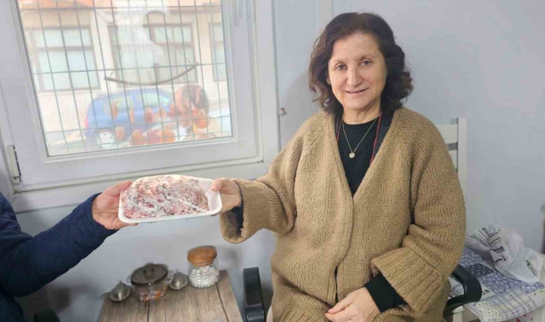 Bandırma’da Ramazan öncesi 40 aileye kıyma desteği Balıkesir’in Bandırma ilçesinde Ramazan ayı öncesinde anlamlı bir dayanışma örneği