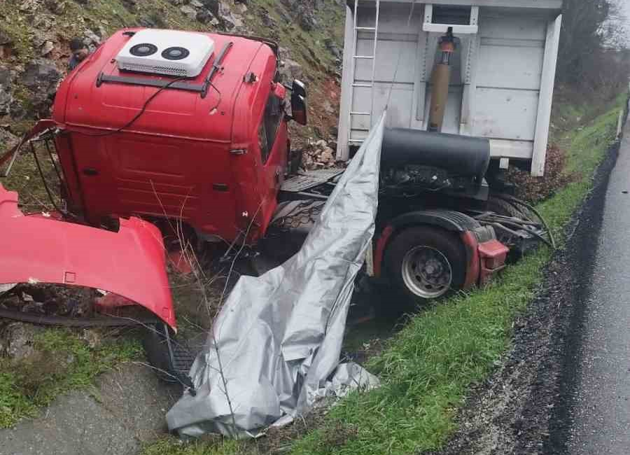 Balıkesir-Bursa kara yolunda korkutan kaza: 1 yaralı Balıkesir-Bursa Kara Yolu Bursa istikameti Susurluk Demirkapı Rampası mevkinde meydana