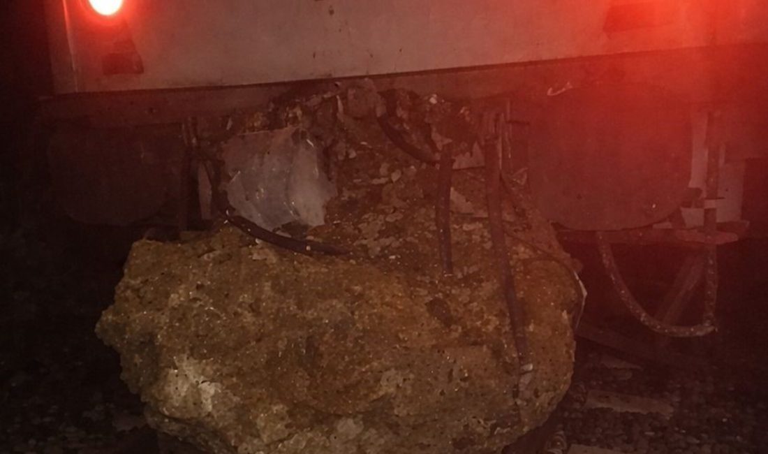 Balıkesir’in Savaştepe ilçesinde seyir halindeki yolcu treni, düşen kaya nedeniyle