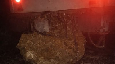 Balıkesir’in Savaştepe ilçesinde seyir halindeki yolcu treni, düşen kaya nedeniyle