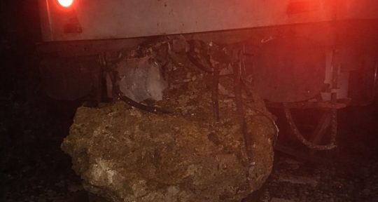 Balıkesir’in Savaştepe ilçesinde seyir halindeki yolcu treni, düşen kaya nedeniyle