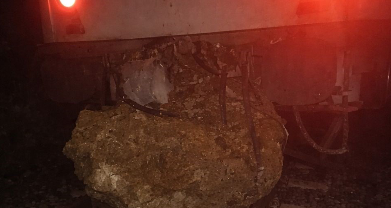 Balıkesir’in Savaştepe ilçesinde seyir halindeki yolcu treni, düşen kaya nedeniyle