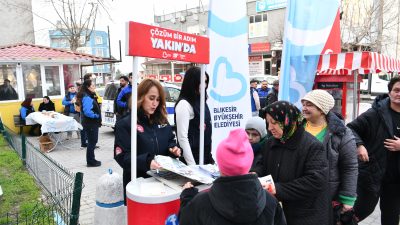 Balıkesir Büyükşehir Belediyesi, vatandaşlarla doğrudan iletişimi güçlendiren saha çalışmalarını aralıksız