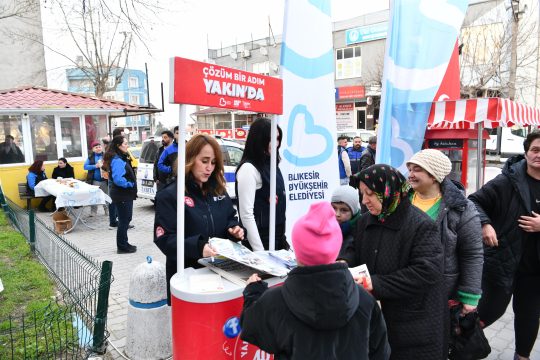 Balıkesir Büyükşehir Belediyesi, vatandaşlarla doğrudan iletişimi güçlendiren saha çalışmalarını aralıksız