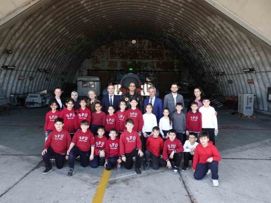 Bandırma’da Ana Jet Üssü kapılarını çocuklara açtı Milli Savunma Bakanlığı tarafından yürütülen "Mehmetçikle Bir Gün Projesi" çerçevesinde,