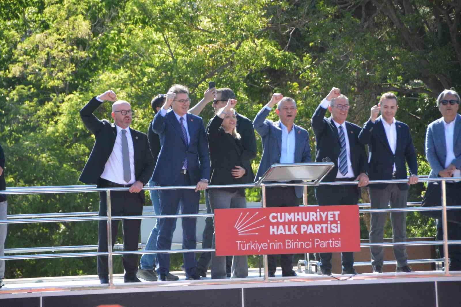 CHP Genel Başkanı Özgür Özel, Balıkesir’e İstiklal Madalyası verilmesi için