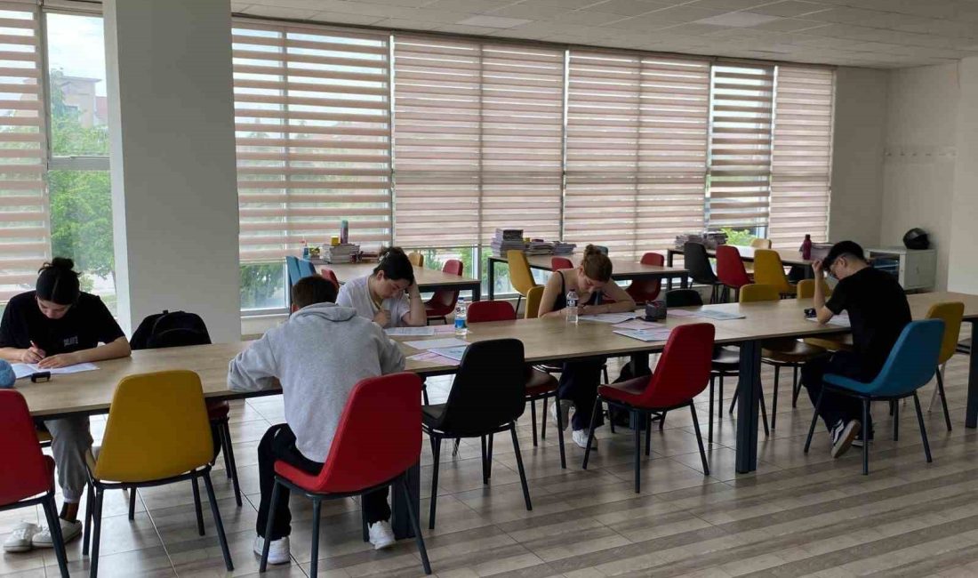 Altıeylül’de üniversite hayaline güç veren destek Altıeylül Belediyesi Gençlik ve Spor Hizmetleri Müdürlüğü tarafından üniversite sınavına