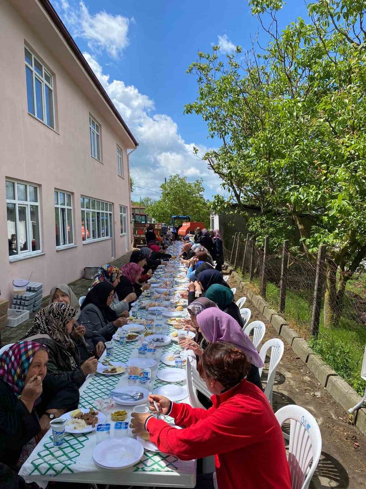 Balıkesir’in Karesi ilçesine bağlı kırsal Yeroluk Mahallesi’nde geleneksel hayır yemeğine