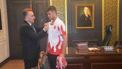 Edremit Kaymakamı Ahmet Odabaş, ilçenin gururu olan Avrupa şampiyonu ve