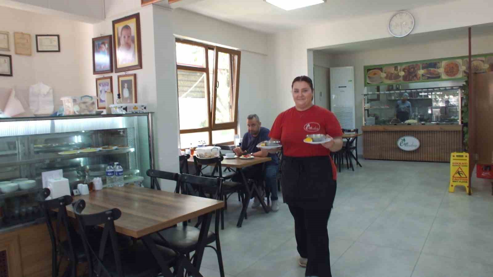 Burhaniye ilçesinde, Sanayi Caddesinde Ege Mutfağı adlı lokantanın işletmecide çalışanları