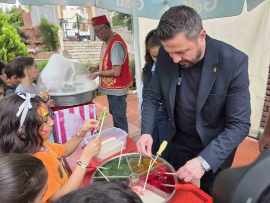 Balıkesir’de çocuklara şenlik havasında hediye yağmuru Balıkesir, Kurban Bayram öncesi eşine az rastlanır cıvıl cıvıl bir