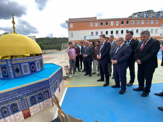 Edremit’te “Vakti Kuşanmak” sergisi açıldı Balıkesir’in Edremit ilçesinde, Din Öğretimi Genel Müdürlüğü’nün destekleriyle hazırlanan "Vakti