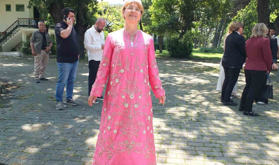 Burhaniyeli eğitmen eski zaman gelinliğini tanıttı Burhaniye ilçesinde, Halk Eğitim Merkezinde kurs öğretmeni Nurşen Ertunç’un diktiği
