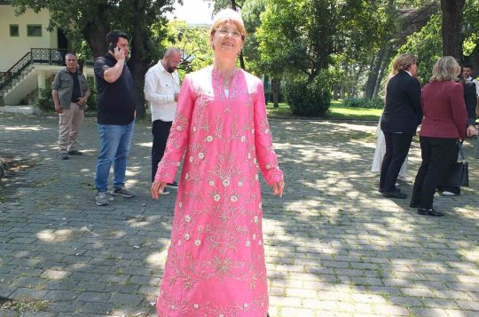 Burhaniyeli eğitmen eski zaman gelinliğini tanıttı Burhaniye ilçesinde, Halk Eğitim Merkezinde kurs öğretmeni Nurşen Ertunç’un diktiği