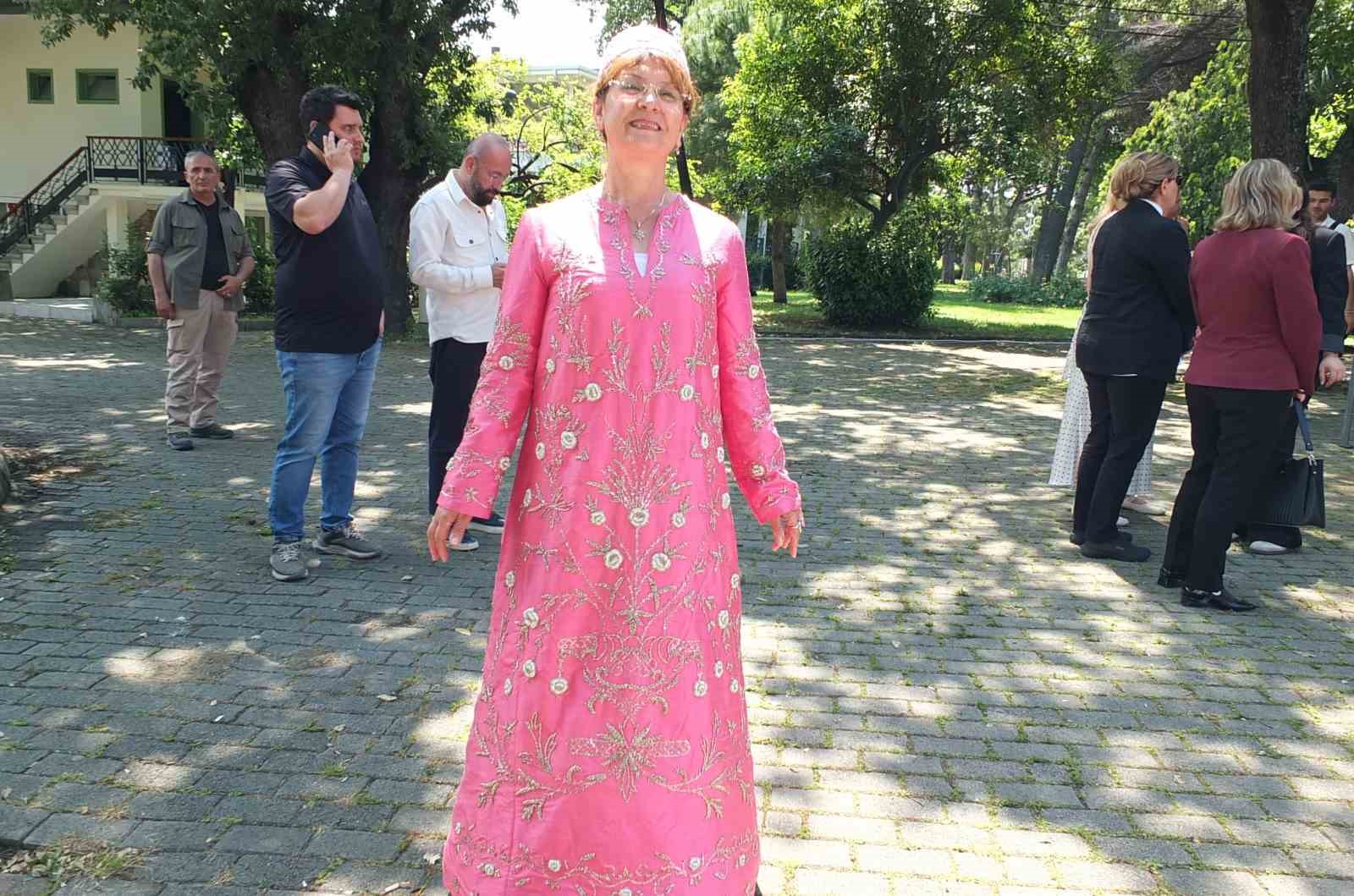 Burhaniye ilçesinde, Halk Eğitim Merkezinde kurs öğretmeni Nurşen Ertunç’un diktiği