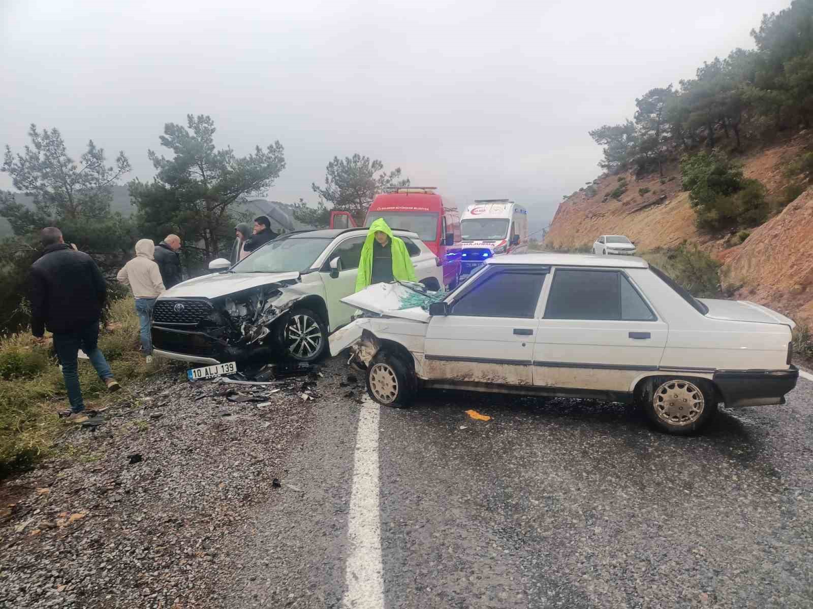 Balıkesir’in Havran ilçesinde iki otomobilin çarpışması sonucu meydana gelen kazada