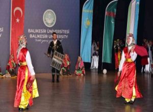 Balıkesir Üniversitesinde düzenlenen "Türk Dünyasının Renkleri" adlı halk oyunları gösterisi,