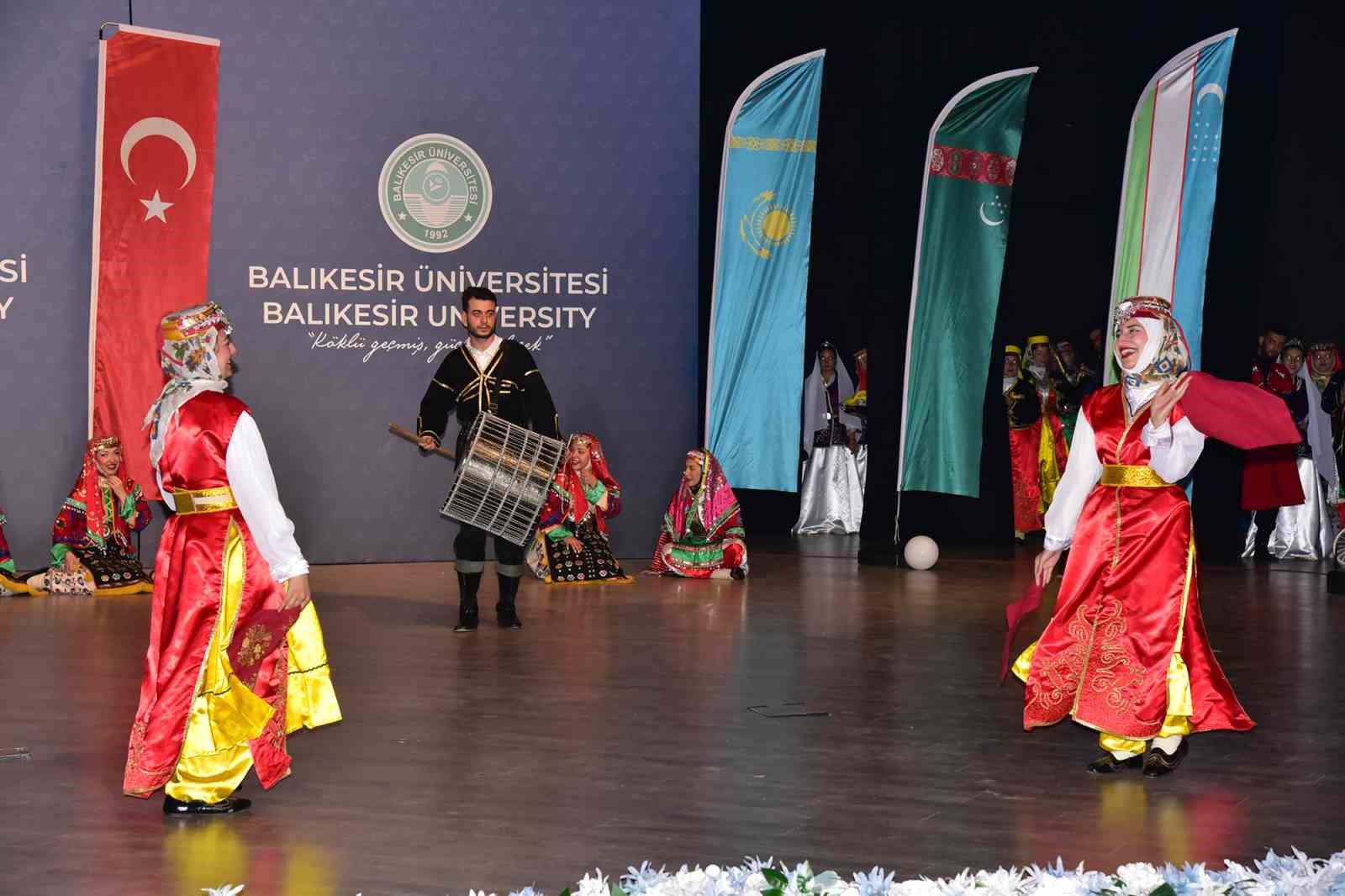 Balıkesir Üniversitesinde düzenlenen "Türk Dünyasının Renkleri" adlı halk oyunları gösterisi,