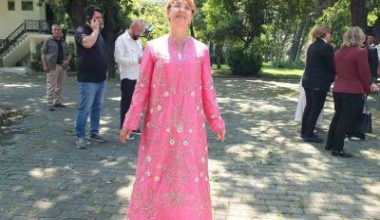 Burhaniye ilçesinde, Halk Eğitim Merkezinde kurs öğretmeni Nurşen Ertunç’un diktiği