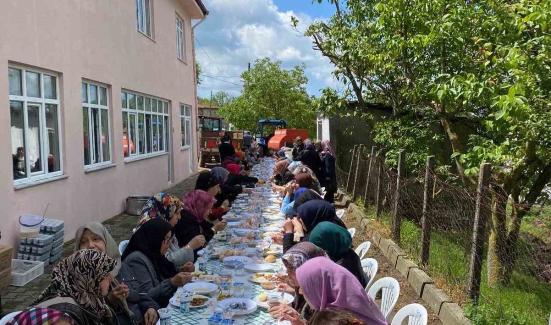 Karesi’de geleneksel hayır yemeğine 2 bin kişi katıldı Balıkesir’in Karesi ilçesine bağlı kırsal Yeroluk Mahallesi’nde geleneksel hayır yemeğine