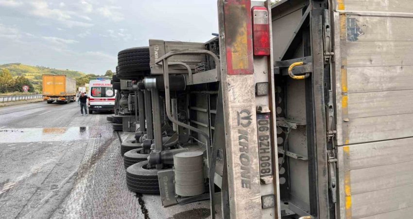 Balıkesir’de tır kazası: 1 yaralı Balıkesir-Bursa karayolunda sürücüsünün kontrolünden çıkan tır yan yattı. Kazada sıkışan