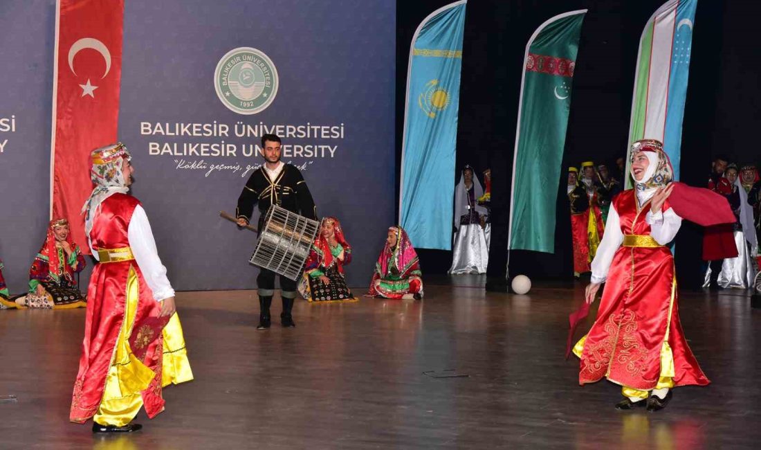 Türk Dünyasının renkleri Balıkesir’de sahneye taşındı Balıkesir Üniversitesinde düzenlenen "Türk Dünyasının Renkleri" adlı halk oyunları gösterisi,