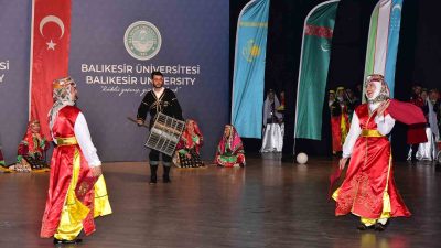 Balıkesir Üniversitesinde düzenlenen "Türk Dünyasının Renkleri" adlı halk oyunları gösterisi,