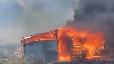Balıkesir’in Ayvalık ilçesinde çıkan ahır yangını ekiplerin yoğun müdahalesiyle söndürüldü.