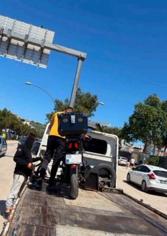 “Dur” ihtarına uymadı, ehliyetsiz çıktı: 240 bin lira ceza yedi Balıkesir’in Erdek ilçesinde polis ekiplerinin "dur" ihtarına uymayarak kaçan motosiklet
