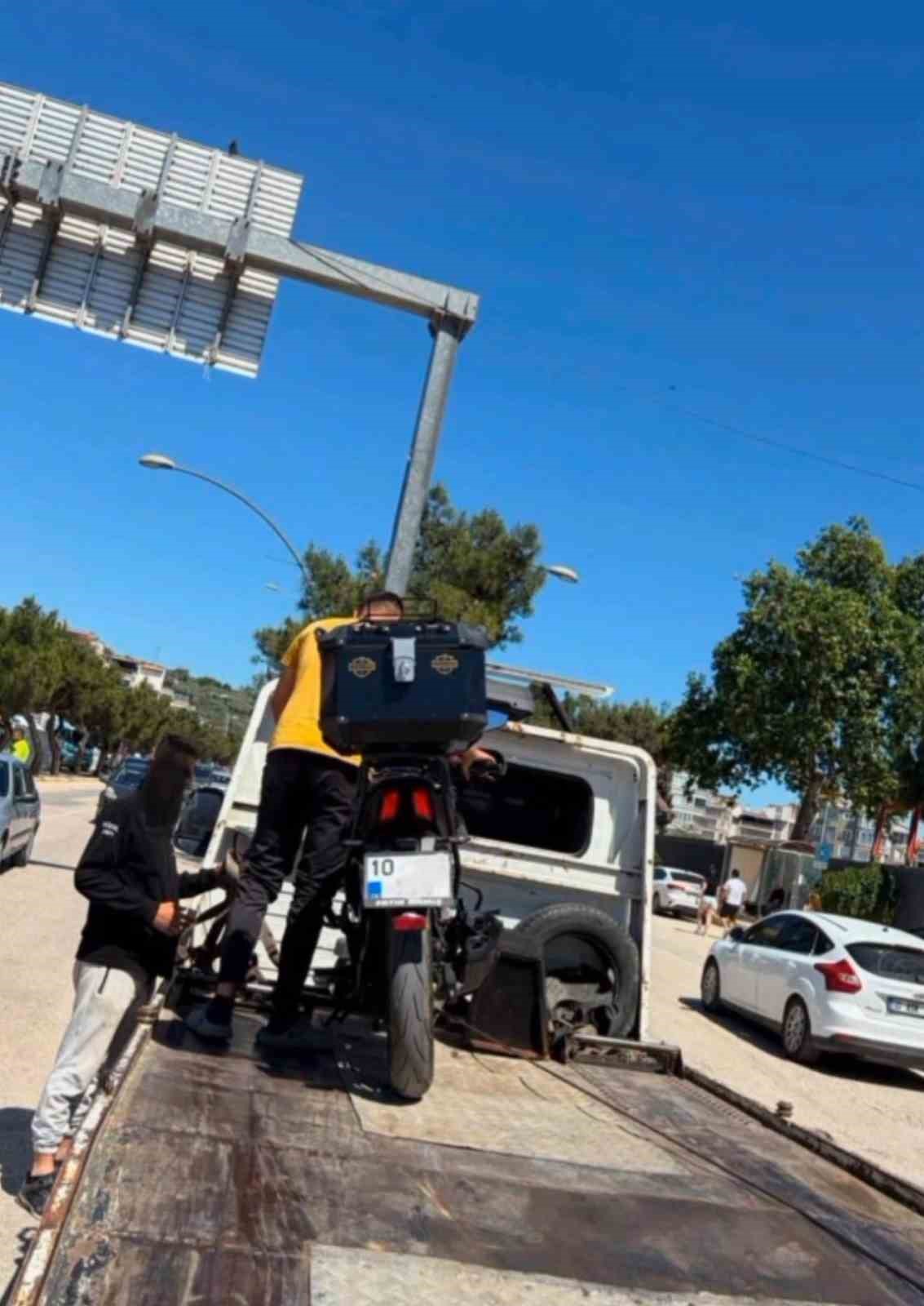 Balıkesir’in Erdek ilçesinde polis ekiplerinin "dur" ihtarına uymayarak kaçan motosiklet