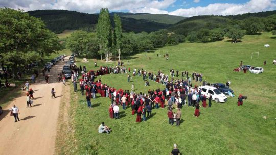 Sındırgı Yaylalarında birlik ve beraberlik şöleni Balıkesir’in Sındırgı ilçesine bağlı Düğüncüler Kırsal Mahallesi’nde düzenlenen yayla etkinliği,
