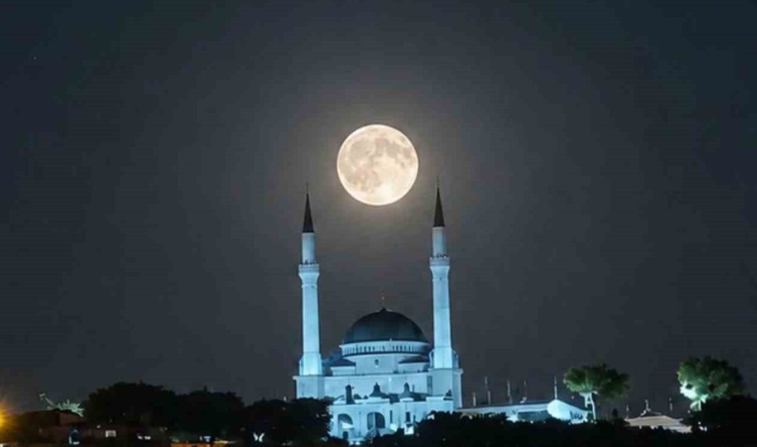 Edremit’te dolunay ve Ulu Cami buluşması görsel şölen sundu Balıkesir’in Edremit ilçesinde gökyüzünde beliren dolunay, şehrin sembollerinden Edremit Ulu