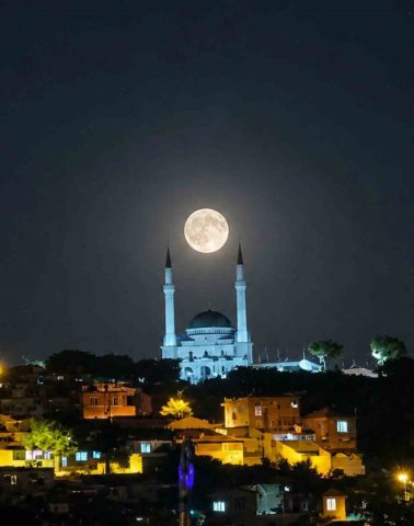 Edremit’te dolunay ve Ulu Cami buluşması görsel şölen sundu Balıkesir’in Edremit ilçesinde gökyüzünde beliren dolunay, şehrin sembollerinden Edremit Ulu