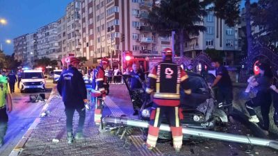Balıkesir’de istinat duvarına çarpan otomobilin sürücüsü ölürken, yanında yolcu olarak