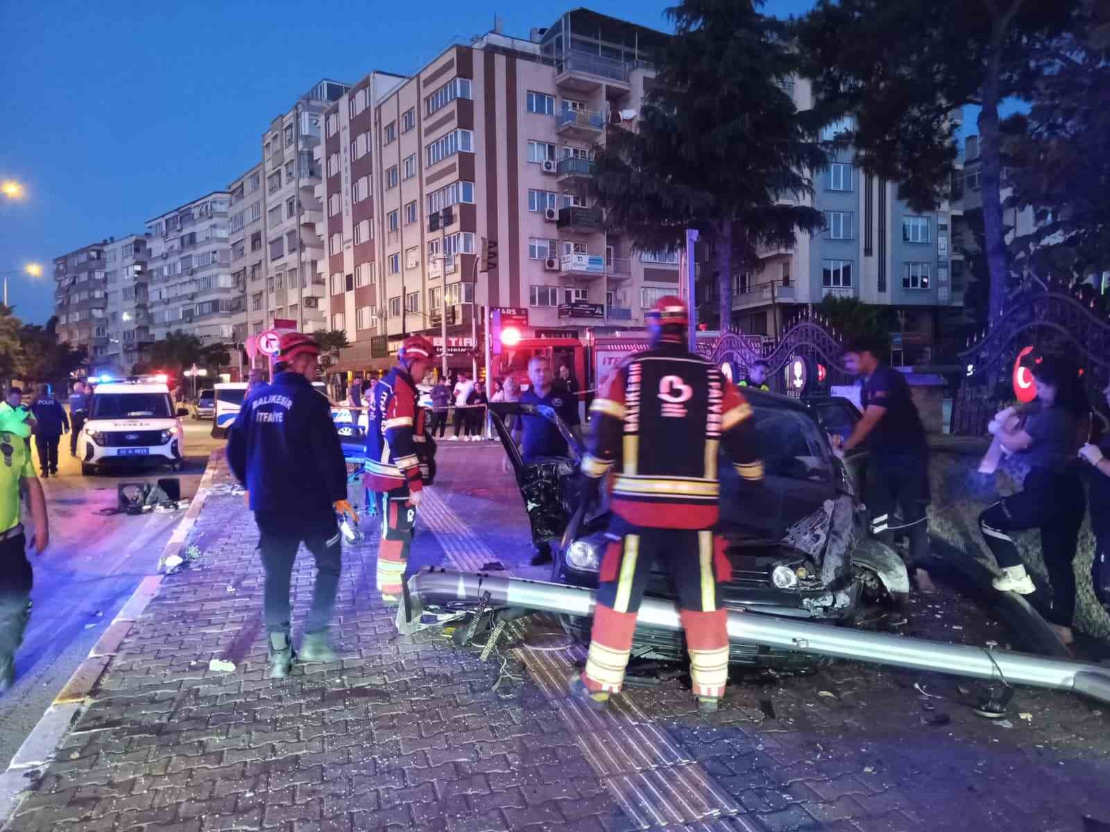 Balıkesir’de istinat duvarına çarpan otomobilin sürücüsü ölürken, yanında yolcu olarak