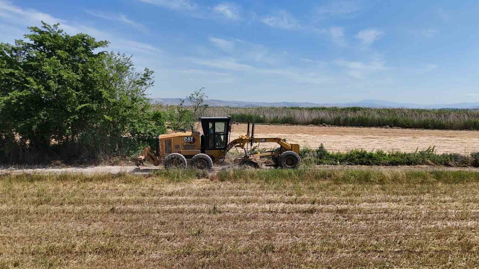 Altıeylül Belediyesi, kırsal mahallelerde ulaşım altyapısını güçlendirmek amacıyla yol yapım,