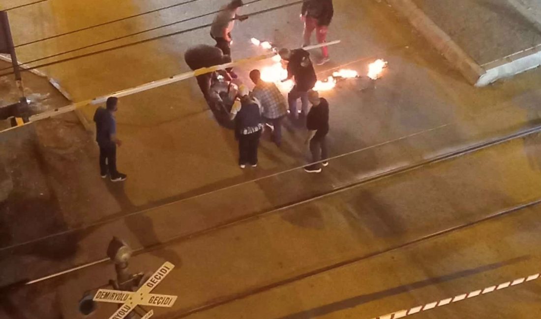 Balıkesir’in Bandırma ilçesinde, satışını yaptığı elindeki helyum gazlı balonlarla tren