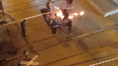 Balıkesir’in Bandırma ilçesinde, satışını yaptığı elindeki helyum gazlı balonlarla tren