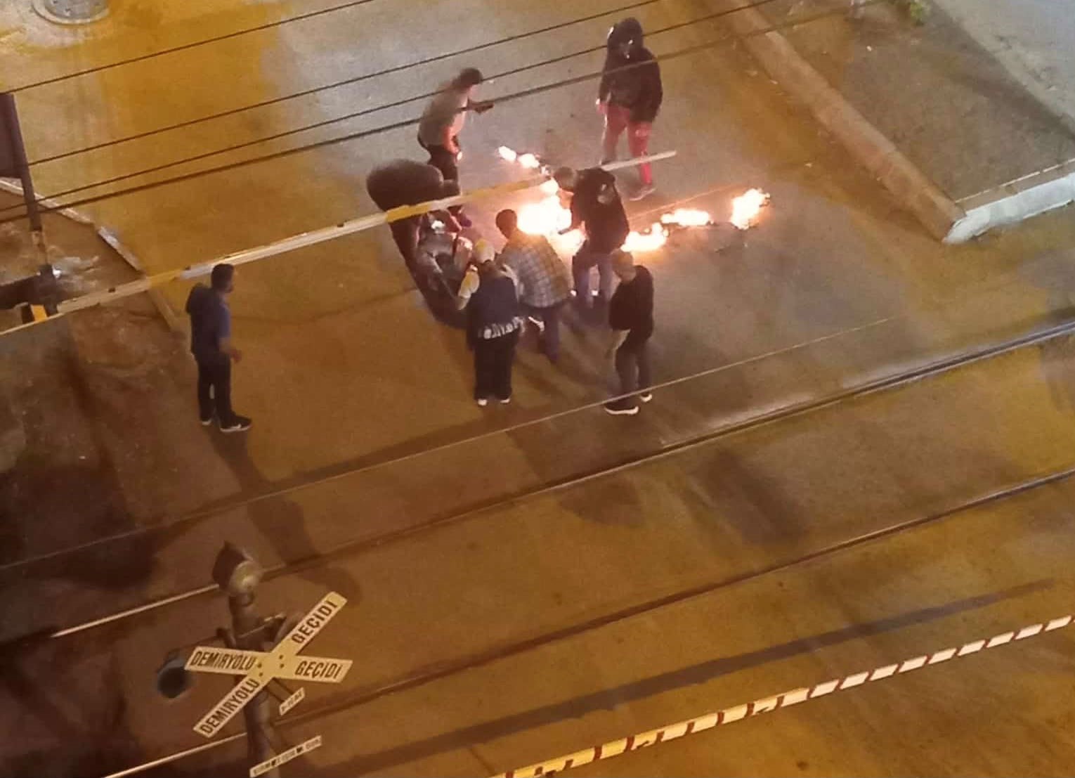 Balıkesir’in Bandırma ilçesinde, satışını yaptığı elindeki helyum gazlı balonlarla tren