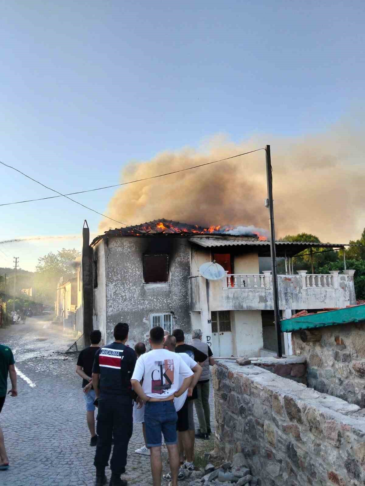 Balıkesir’in Ayvalık ilçesinde metruk bir evde yangın çıktı.