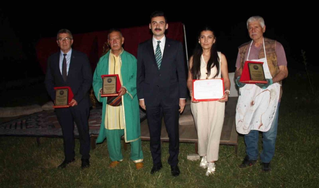 Lise öğrencilerinin düzenlediği ecdat şenliği büyük beğeni topladı Balıkesir’in Manyas ilçesinde, Anadolu Lisesi öğrencileri tarafından bu yıl 3’üncüsü