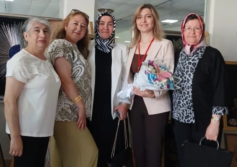 Bahçelievler kursundaki eserler Ahmet Akın’da sergilendi Burhaniye ilçesinde, Halk Eğitim Merkezinin Bahçelievler Mahallesi muhtarlık binasında açılan
