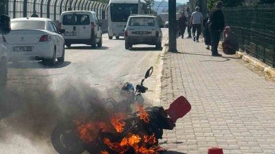 Elektrikli bisiklet alevlere teslim oldu Balıkesir’in Gönen ilçesi Karşıyaka Mahallesi Gönen Köprüsü girişinde elektrikli bisiklette