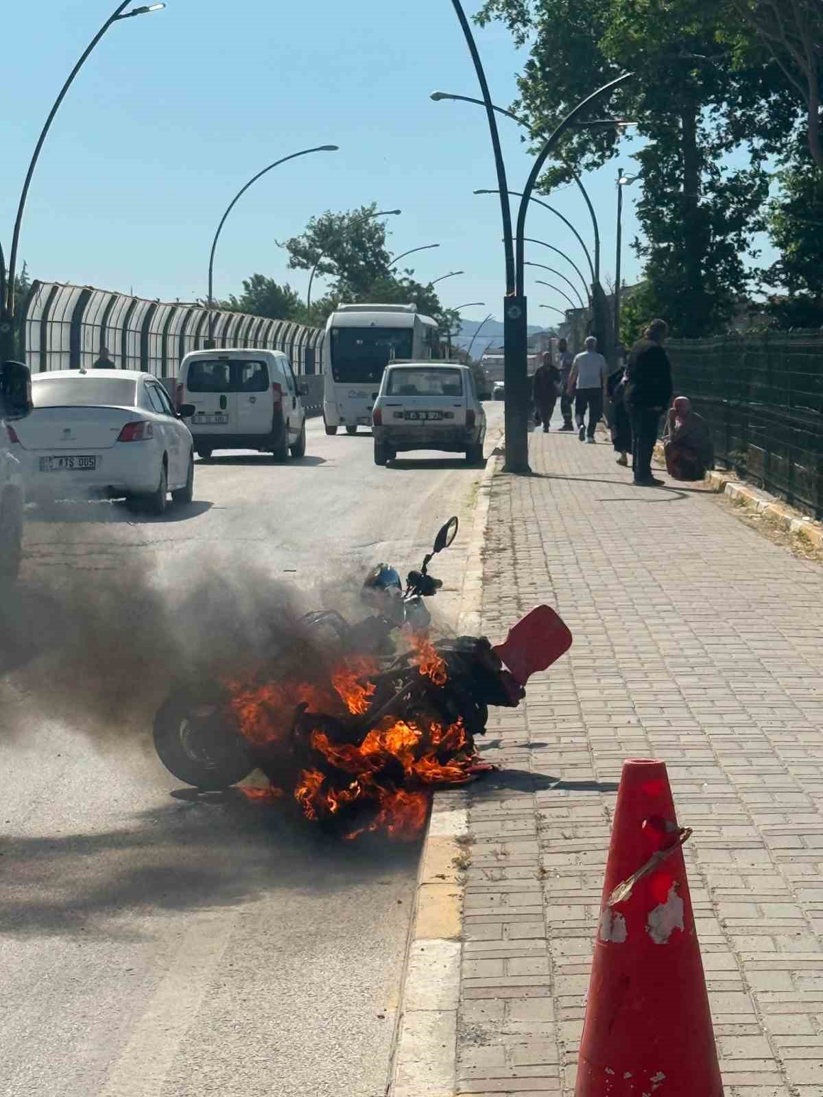 Balıkesir’in Gönen ilçesi Karşıyaka Mahallesi Gönen Köprüsü girişinde elektrikli bisiklette