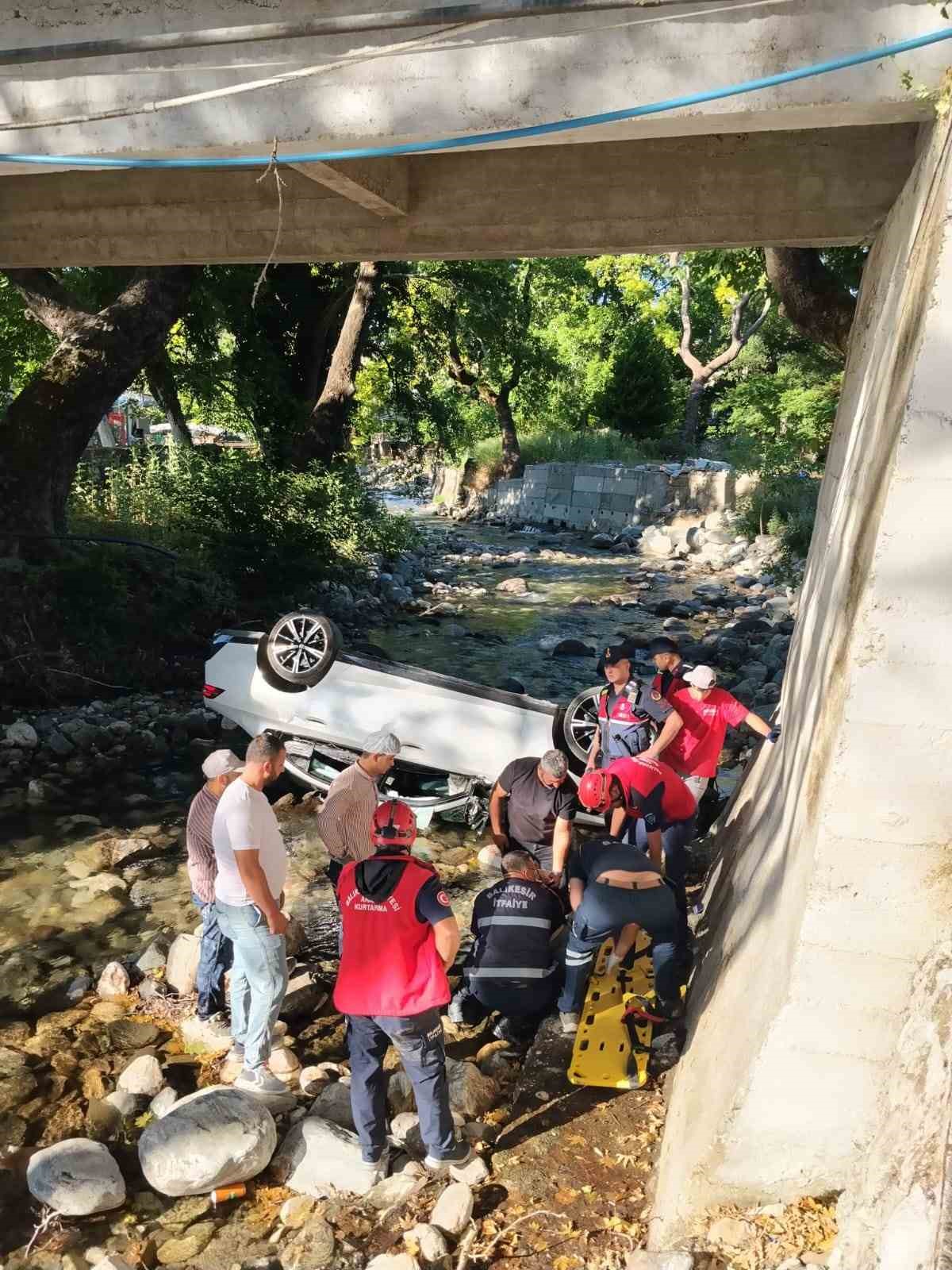 Edremit ilçesinde direksiyon hakimiyetini kaybeden sürücü, otomobiliyle Kızılkeçili Deresi’ne uçtu.