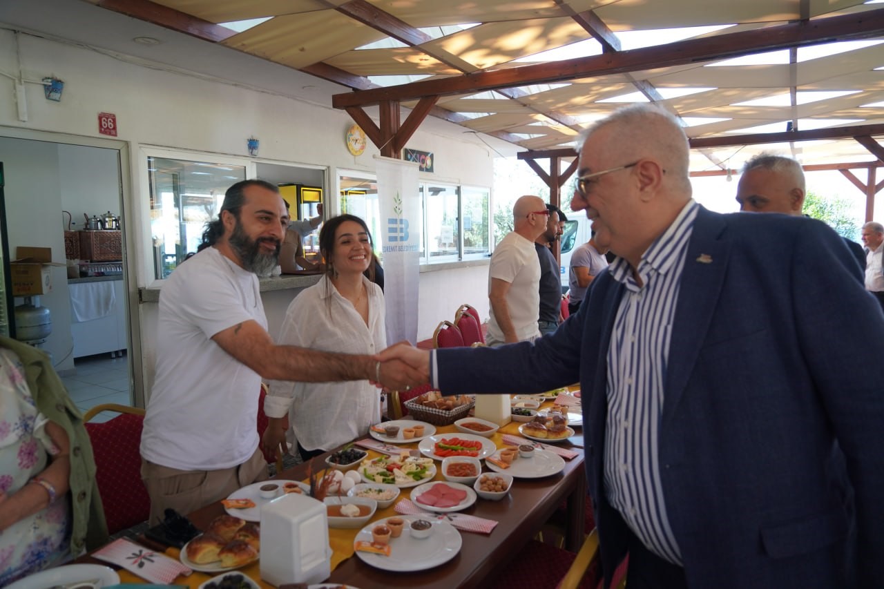 Edremit Belediye Başkanı Mehmet Ertaş, basın mensuplarıyla bir araya gelerek