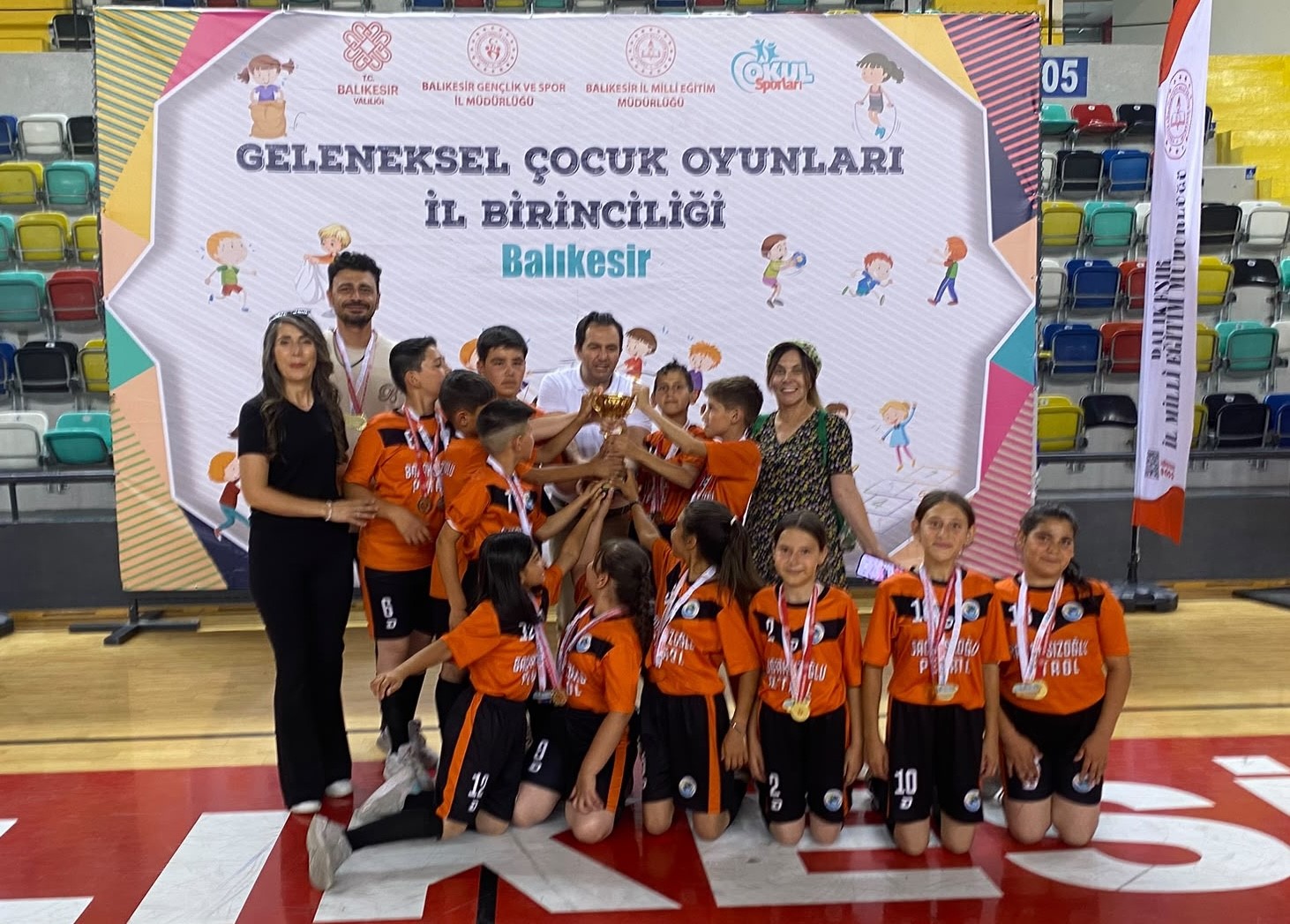 Balıkesir’in Ayvalık ilçesinin kırsal mahallerinden biri olan Çakmak Köyü öğrencileri,